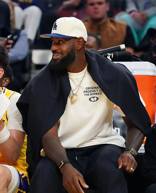 NBA季前赛：詹姆斯营销引热议，独行侠阵容调整，字母哥下家初现