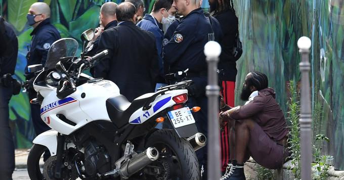 哈登在街头遭警察搜身！更多细节曝光：登哥未被逮捕但同伴被警察带走