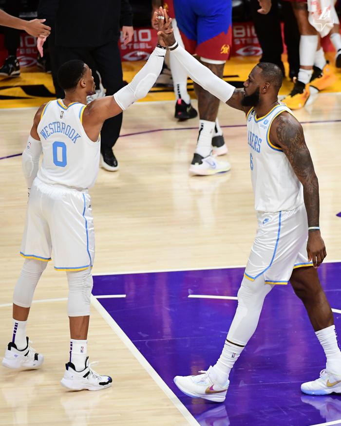 湖人三巨头合砍67+29终于赢了：威少疯狂庆祝 球迷为老詹高呼MVP