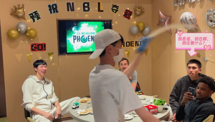 周琦请队友们吃火锅！老板送鸡蛋灌饼，墙上晒目标：NBL夺冠