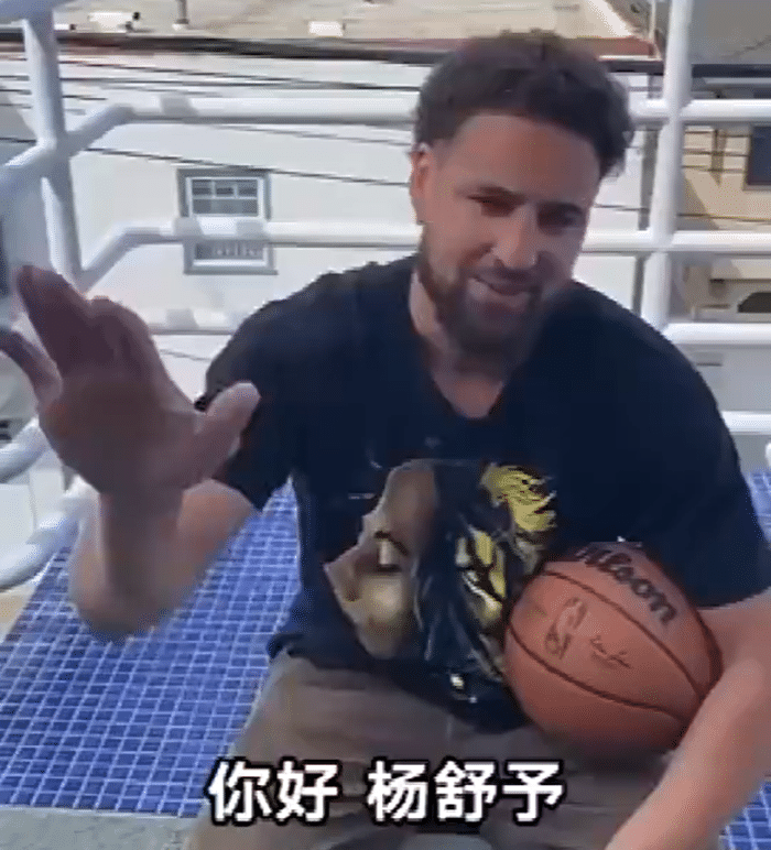 夺笋啊！克莱送杨舒予安踏装备，后者：我练练扣篮，咱俩应该差不多！