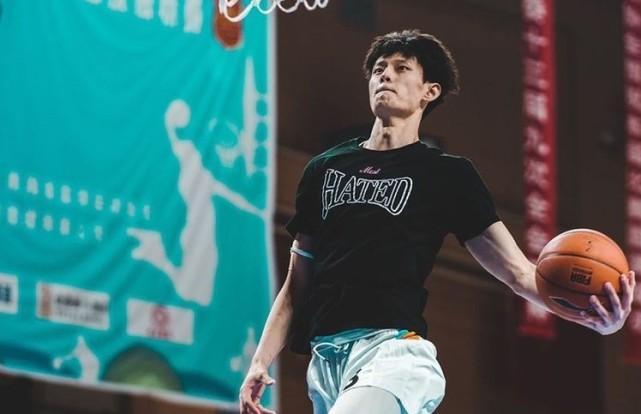 重磅！曾凡博计划参加2022年NBA选秀 自曝已长高到2米11