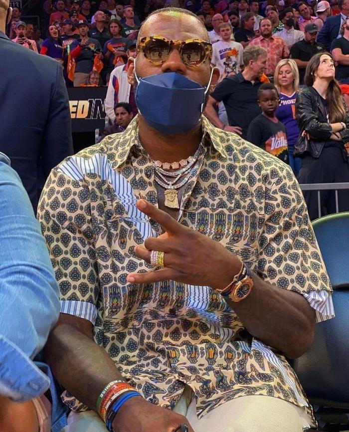 NBA现役第一人不当了？一向自律的詹姆斯为何看球都酒不离手？