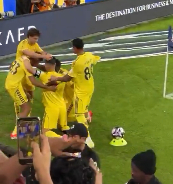 绝杀瞬间!菲利克斯给C罗戴上“胜利信物”,C罗跳舞回应嗨爆!